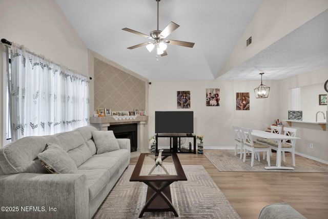 8300 PLAZA GATE Lane 1122, Jacksonville, FL 32217