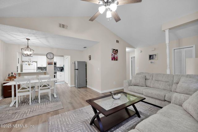 8300 PLAZA GATE Lane 1122, Jacksonville, FL 32217