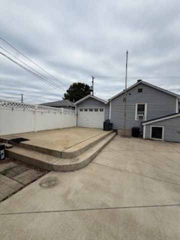 9959 S Escanaba Avenue, Chicago, IL 60617