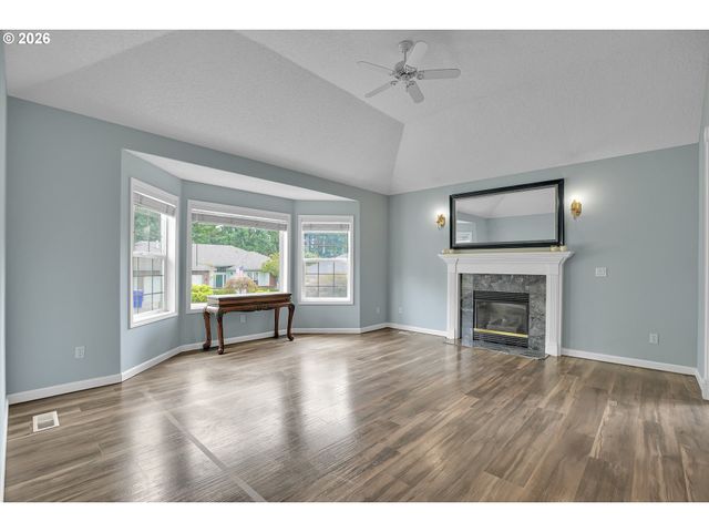 11415 Se HIGHLAND Loop, Clackamas, OR 97015