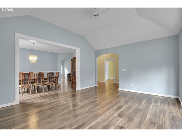 11415 Se HIGHLAND Loop, Clackamas, OR 97015