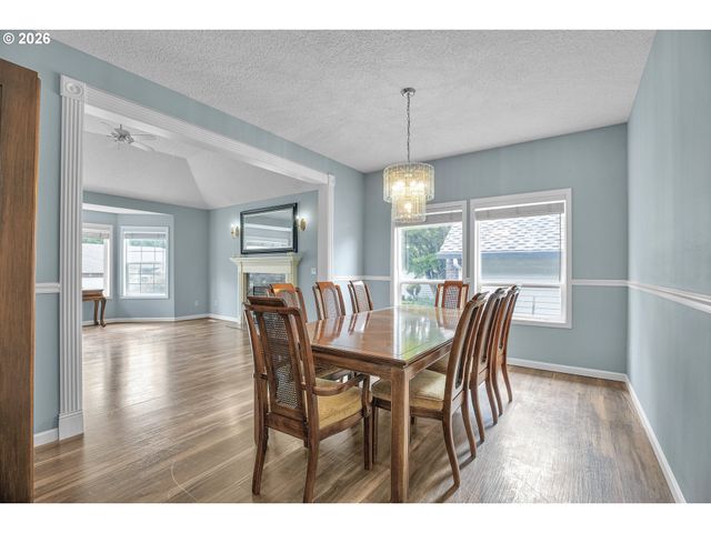 11415 Se HIGHLAND Loop, Clackamas, OR 97015