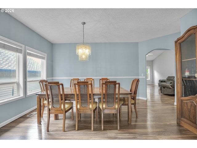 11415 Se HIGHLAND Loop, Clackamas, OR 97015
