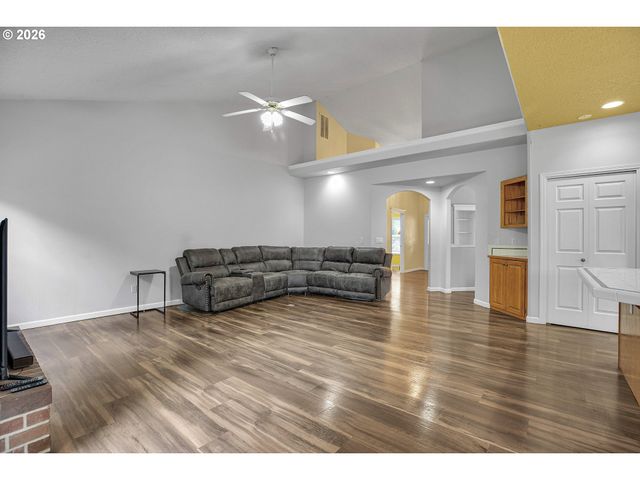 11415 Se HIGHLAND Loop, Clackamas, OR 97015