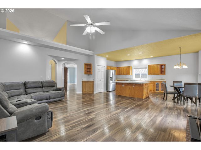 11415 Se HIGHLAND Loop, Clackamas, OR 97015