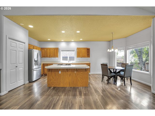 11415 Se HIGHLAND Loop, Clackamas, OR 97015