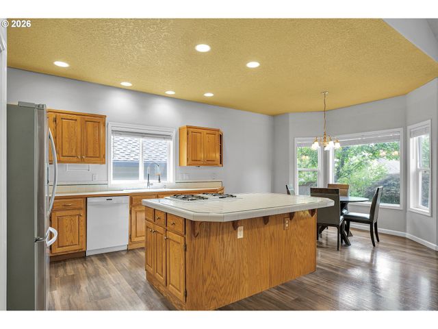11415 Se HIGHLAND Loop, Clackamas, OR 97015