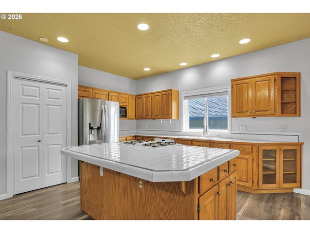 11415 Se HIGHLAND Loop, Clackamas, OR 97015