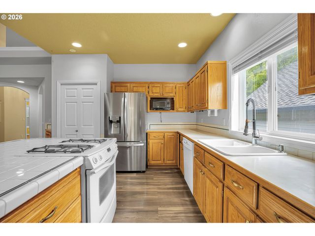 11415 Se HIGHLAND Loop, Clackamas, OR 97015