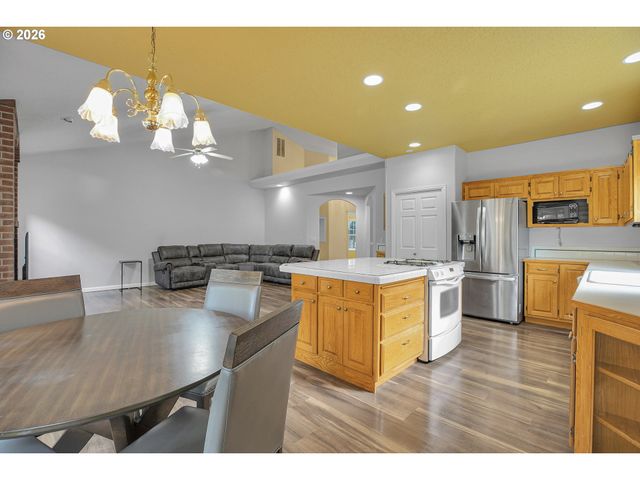 11415 Se HIGHLAND Loop, Clackamas, OR 97015