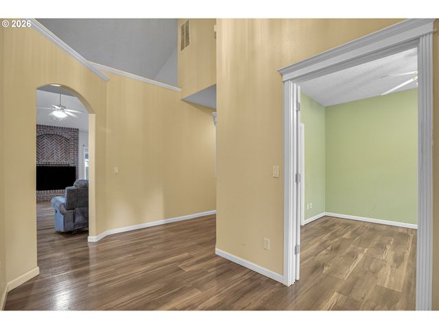11415 Se HIGHLAND Loop, Clackamas, OR 97015