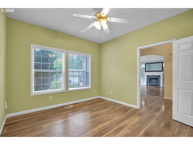 11415 Se HIGHLAND Loop, Clackamas, OR 97015