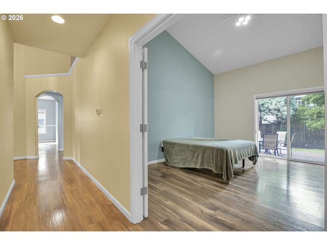 11415 Se HIGHLAND Loop, Clackamas, OR 97015