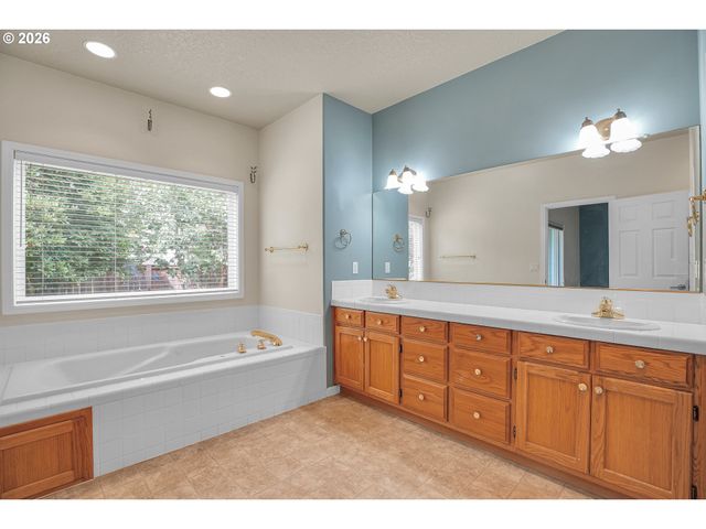 11415 Se HIGHLAND Loop, Clackamas, OR 97015
