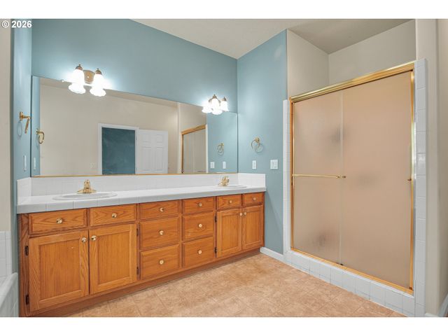 11415 Se HIGHLAND Loop, Clackamas, OR 97015
