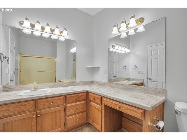 11415 Se HIGHLAND Loop, Clackamas, OR 97015