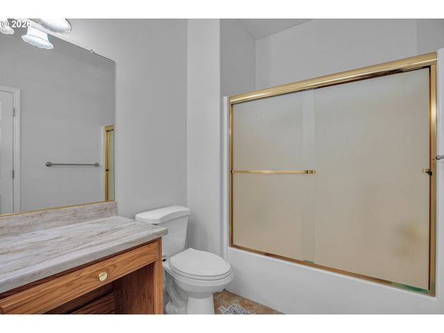 11415 Se HIGHLAND Loop, Clackamas, OR 97015
