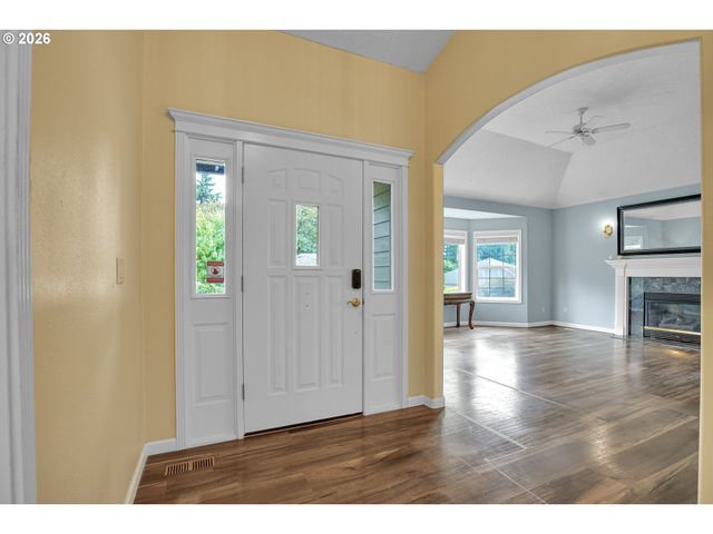 11415 Se HIGHLAND Loop, Clackamas, OR 97015