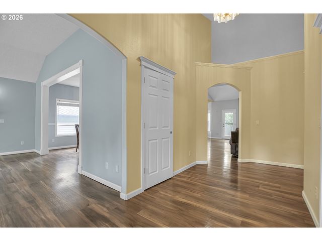 11415 Se HIGHLAND Loop, Clackamas, OR 97015