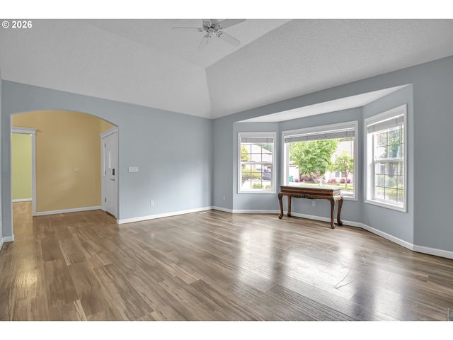 11415 Se HIGHLAND Loop, Clackamas, OR 97015