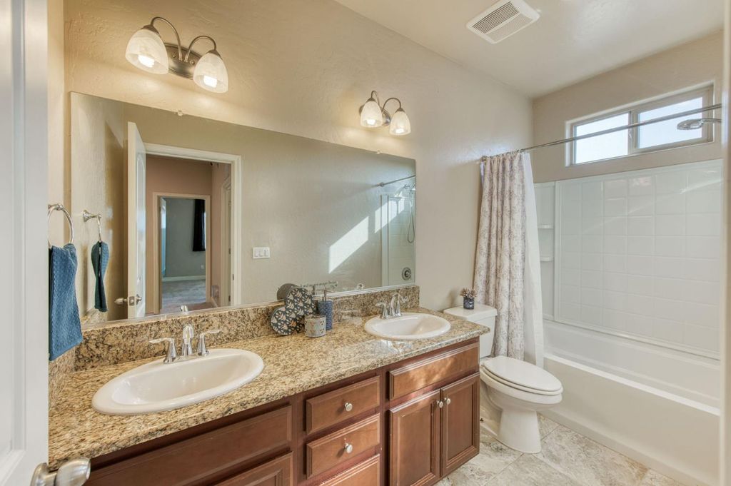 Image 16 of property listing at 3341 N Pearwood Avenue, Fresno, CA 93727