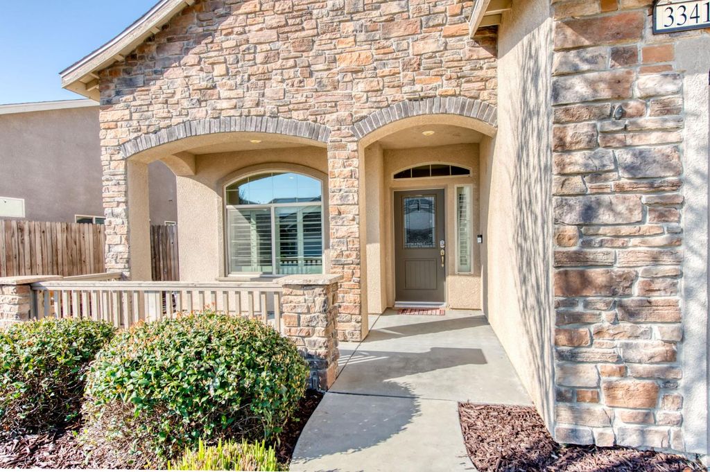 Image 3 of property listing at 3341 N Pearwood Avenue, Fresno, CA 93727