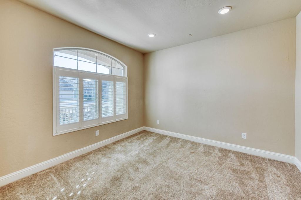 Image 5 of property listing at 3341 N Pearwood Avenue, Fresno, CA 93727