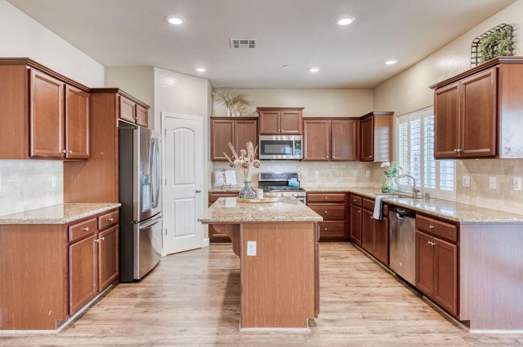 Image 7 of property listing at 3341 N Pearwood Avenue, Fresno, CA 93727