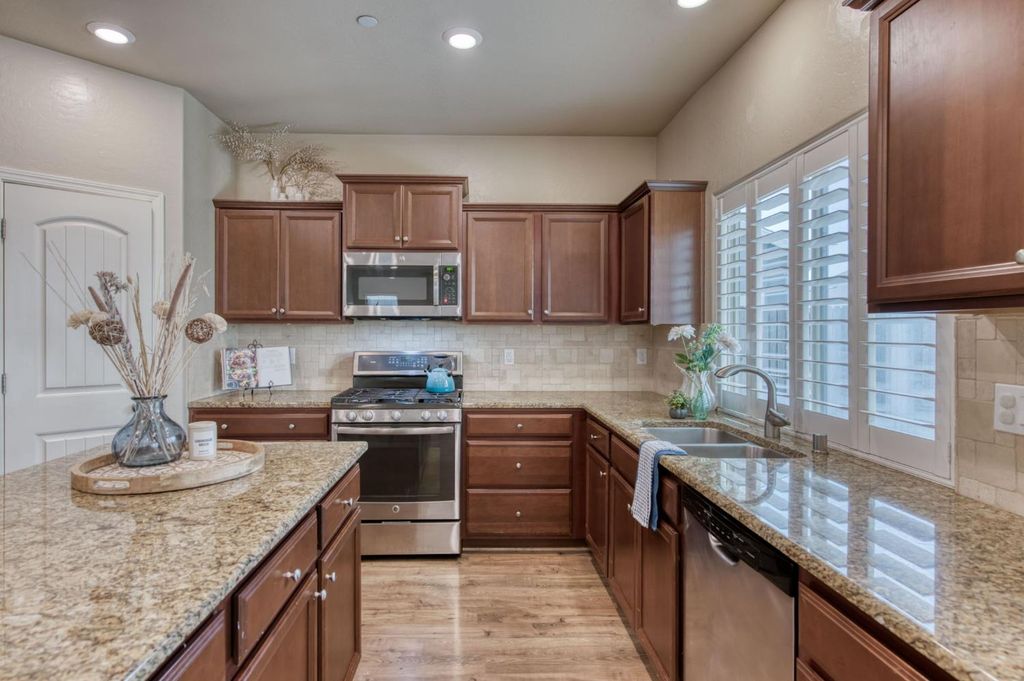 Image 8 of property listing at 3341 N Pearwood Avenue, Fresno, CA 93727