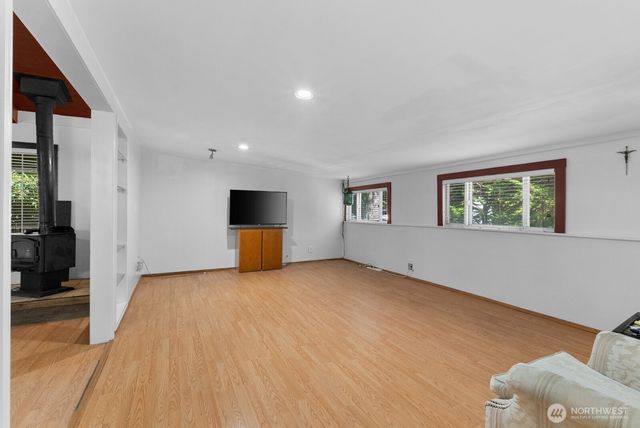 31 N Colony Surf Drive, Lilliwaup, WA 98555