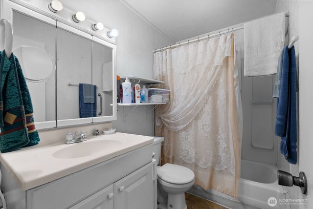 31 N Colony Surf Drive, Lilliwaup, WA 98555
