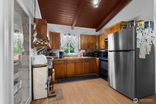 31 N Colony Surf Drive, Lilliwaup, WA 98555