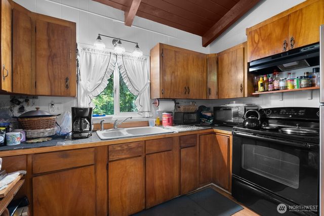 31 N Colony Surf Drive, Lilliwaup, WA 98555