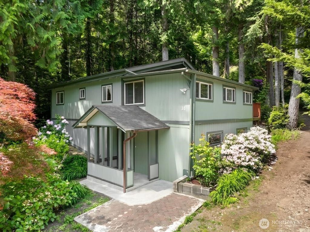 31 N Colony Surf Drive, Lilliwaup, WA 98555