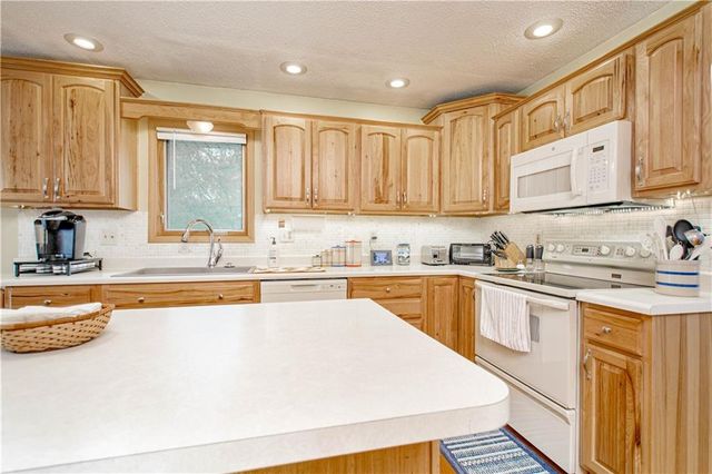 1201 SW Hopi Street, Blue Springs, MO 64015