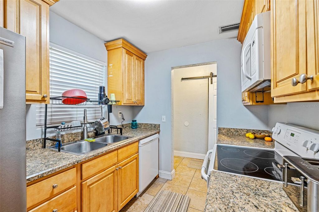 Image 4 of property listing at 2821 OAK LEA DRIVE, South Daytona, FL 32119