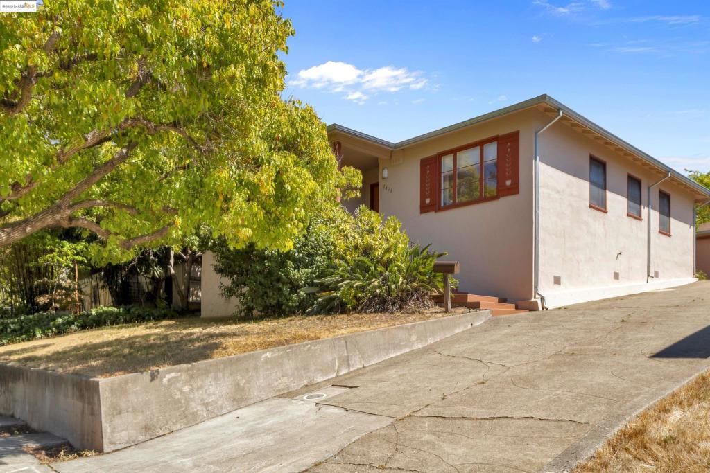 7415 Circle Hill Dr, Oakland, CA 94605