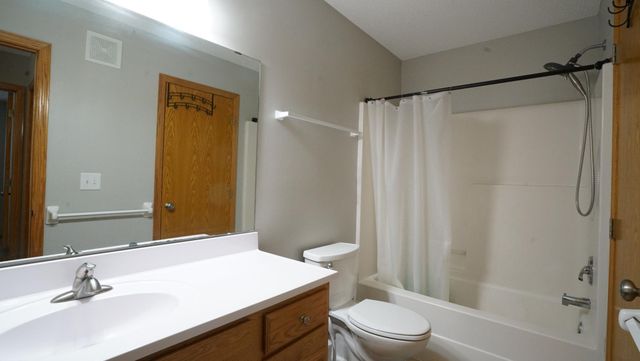 7161 Upper 15th Street N, Oakdale, MN 55128