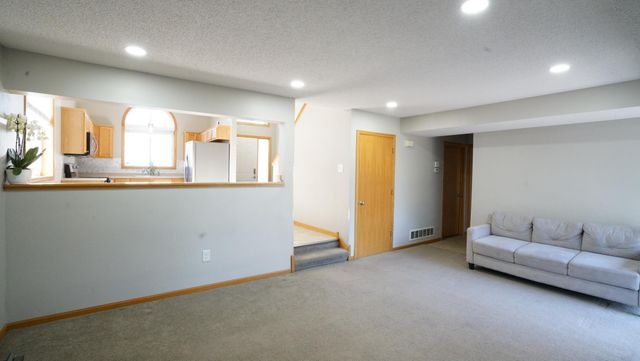 7161 Upper 15th Street N, Oakdale, MN 55128