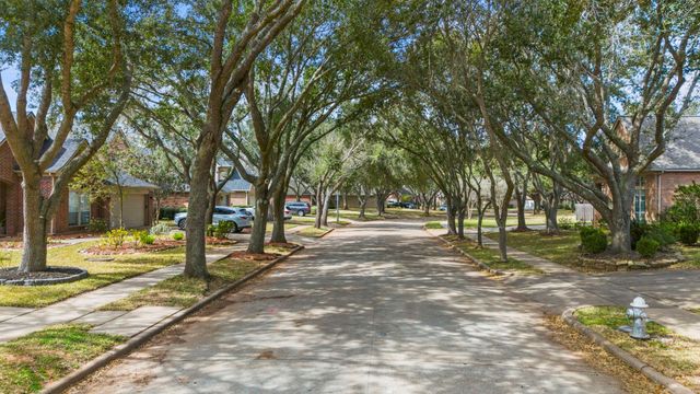 2718 Five Oaks Drive, Missouri City, TX 77459