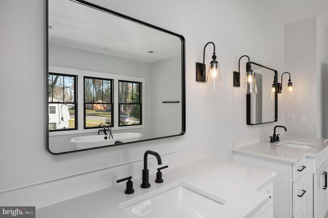 1022 HILLCREST DR SW, Vienna, VA 22180