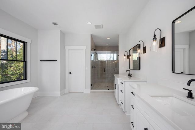 1022 HILLCREST DR SW, Vienna, VA 22180