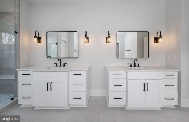 1022 HILLCREST DR SW, Vienna, VA 22180