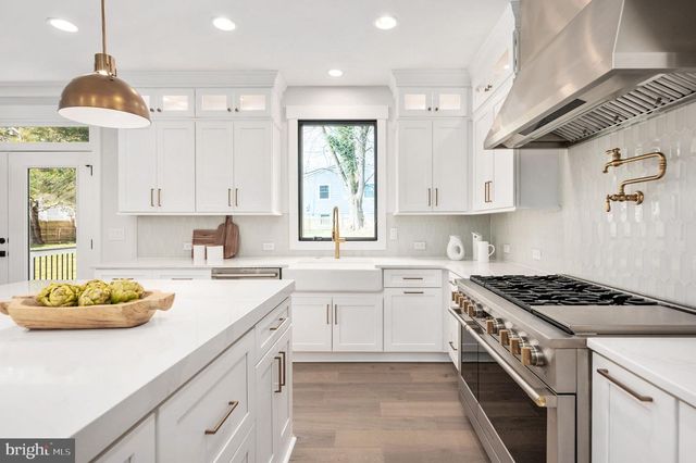 1022 HILLCREST DR SW, Vienna, VA 22180