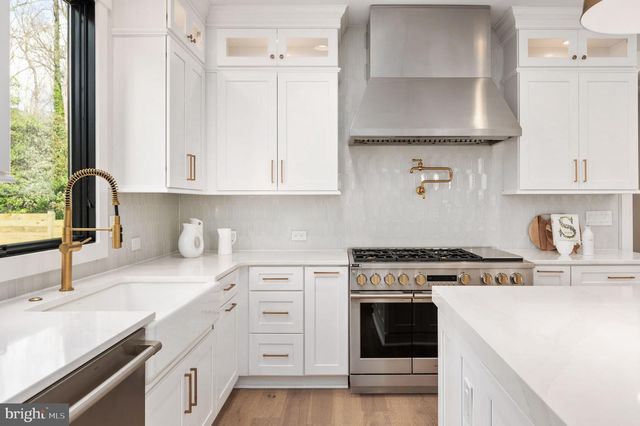 1022 HILLCREST DR SW, Vienna, VA 22180