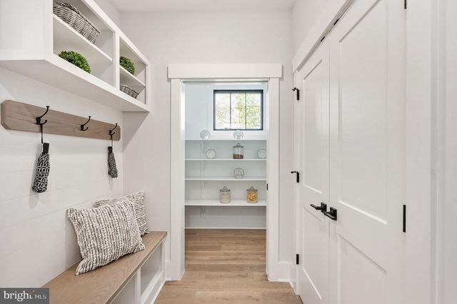 1022 HILLCREST DR SW, Vienna, VA 22180