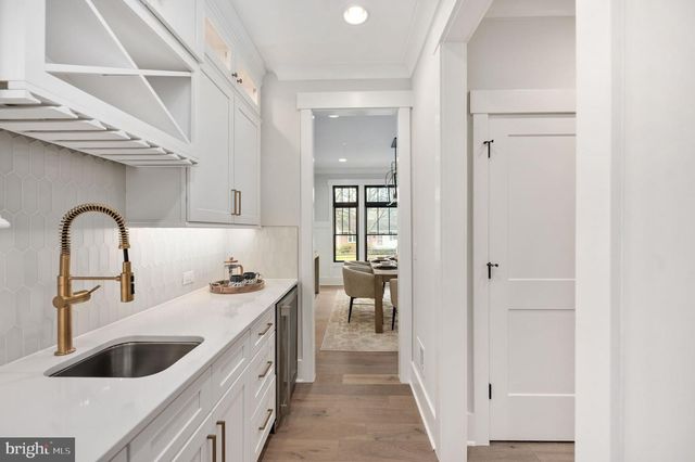 1022 HILLCREST DR SW, Vienna, VA 22180