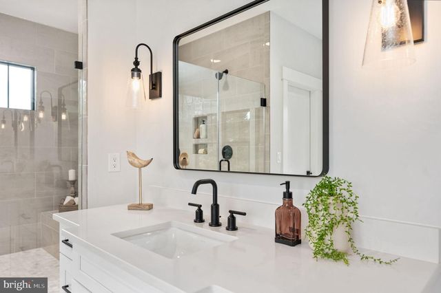 1022 HILLCREST DR SW, Vienna, VA 22180