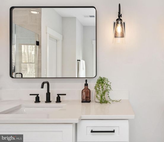 1022 HILLCREST DR SW, Vienna, VA 22180