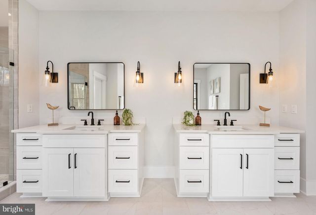 1022 HILLCREST DR SW, Vienna, VA 22180